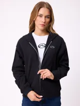 Canguro con cierre frontal de la marca Rusty, en color beige. Presenta capucha, bolsillos tipo canguro y logo bordado en el pecho.