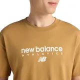 Remera de algodón color beige con cuello redondo y mangas cortas. Presenta el logo de la marca New Balance Athletics estampado en el centro del pecho en color blanco.
