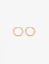 Par de aros tipo argolla de acero quirúrgico hipoalergénico color dorado.