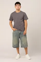 Bermuda de jean celeste con efecto lavado y corte amplio.