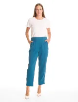 Pantalon de corte relajado color beige, con cintura plana en el frente y elástica en la parte posterior. Presenta pierna de corte recto, bolsillos laterales diagonales y bolsillos traseros simulados.