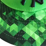 Gorro verde con visera estampada con patrón camuflado y logo de los New York Yankees bordado en negro.