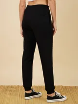 Pantalón deportivo tipo jogging color azul marino, confeccionado en 60% algodón y 40% poliéster.