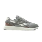 Championes deportivos Reebok modelo GL1100, con diseño en tonos grises, detalles en blanco y refuerzo en color marrón en el talón. Presenta una combinación de malla y superposiciones sintéticas, con suela blanca de amortiguación.