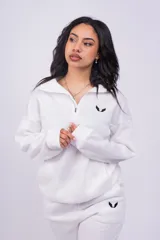 Buzo negro con cierre de media cremallera, cuello alto y logo bordado en el pecho.