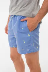Short de baño azul con estampado de flamencos.