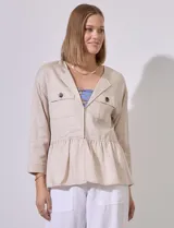 Chaqueta color beige de tencel, marca Hester & Orchard. Tiene cuello con solapa, escote en V, abertura central con broches internos, corte en la cintura y bolsillos delanteros.