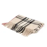 Bufanda rectangular color beige con estampado de cuadros grandes en negro, blanco y rojo. Tiene flecos en los extremos.