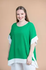 Blusa verde con corte holgado y mangas cortas con detalle de vivo blanco en contraste.