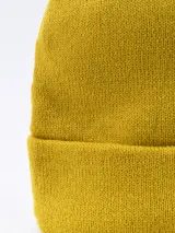 Gorro de lana color marrón claro con doblez en el borde.