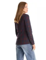 Blazer sastrero entallado con estampado de cuadros en tonos azul y bordó. Presenta cuello con solapa clásica, cierre frontal con botón metálico plateado, bolsillos ojal en el frente y bolsillo en el pecho. Cuenta con pinzas frontales y costuras posteriores para definir la cintura, además de una abertura central en el ruedo trasero.