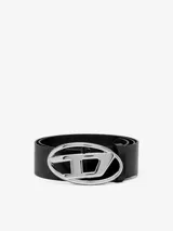 Cinturon de suave piel italiana color negro, con hebilla metalica brillante ovalada con la letra 'D' caracteristica de la marca Diesel.