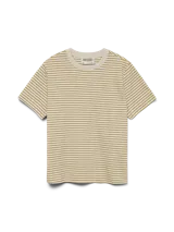 Remera de manga corta con hombros caídos y cuello redondo, de corte regular, confeccionada en algodón orgánico con diseño de rayas horizontales.