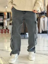 Pantalón cargo de jean gris con efecto acid wash, corte holgado y múltiples bolsillos laterales.