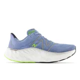 Championes de running New Balance Fresh Foam X More v4, color celeste con detalles en gris y verde flúor.