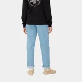 Pantalón de jean negro de corte recto, tiro alto y ruedo doblado.