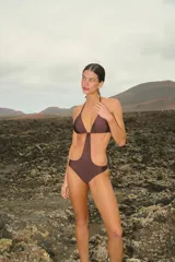 Traje de baño entero trikini color marrón, confeccionado en lycra premium. Presenta corpiño triangular con breteles finos y bombacha vedetina.