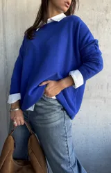 Sweater de punto color azul, de corte oversize, con cuello redondo y mangas largas.