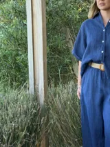 Camisa verde militar de lino italiana con botones de nácar, corte holgado, cuello camisero y mangas cortas con dobladillo.