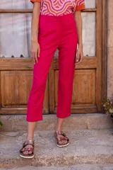 Pantalón chino fucsia de lino y viscosa, con tiro medio-alto y pierna recta. Cuenta con bolsillos laterales y traseros.