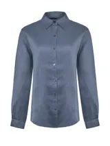 Camisa de lino orgánico color azul, con cuello camisero, cierre frontal de botones y mangas largas.