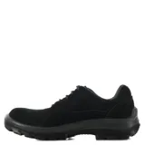 Zapato de seguridad negro, sin puntera reforzada, con cordones y suela antideslizante.