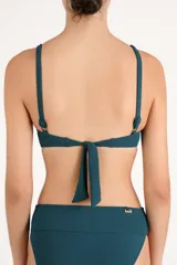 Top de bikini halter con escote en U pronunciado y tirantes anchos, color verde oscuro.