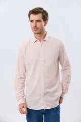 Camisa de manga larga confeccionada en mezcla de lino y algodón, con sutiles rayas celestes, cuello camisero clásico y cierre frontal de botones.