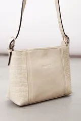 Cartera bandolera de cuero color negro, de diseño estructurado con panel central liso y laterales con textura efecto croco. Cuenta con correas ajustables y costuras a contratono.