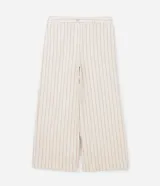 Pantalón ancho estilo pantalona color beige con estampado de rayas verticales finas. Cuenta con elástico en la espalda, bolsillos laterales y traseros, y botón de nácar en la cintura.