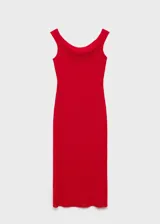 Vestido midi entallado de color rojo, con cuello barco y hombros descubiertos. Presenta un tejido con textura y abertura posterior en el bajo.