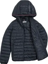 Campera acolchada azul marino de poliéster reciclado, con capucha y cierre de cremallera. Tiene dos bolsillos laterales con cremallera, es repelente al agua y presenta el logo de Tommy Hilfiger bordado en el pecho.