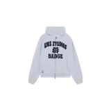 Campera con capucha de Eme Studios modelo Badge Heather Grey Full Zip, color gris melange, con cierre frontal completo y diseño estilo universitario con estampa en azul marino.