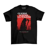 Remera negra de algodón con estampa frontal inspirada en la película de terror Cuando Acecha la Maldad, presentando una silueta con un hacha sobre un fondo rojo.