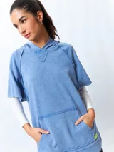 Chaleco negro lavado de algodón con capucha y gran bolsillo central. De corte oversized, holgado, suave y cómodo.