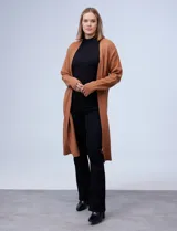 Cardigan largo de tejido de punto, con frente abierto y mangas largas. Diseño minimalista y versátil.