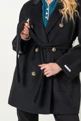 Chaquetón negro cruzado de cashmere con lazo y bolsillos.