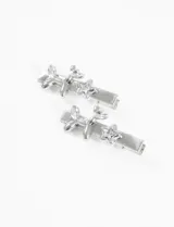 Set de dos clips plateados para el pelo, con forma de estrella y globo.