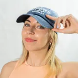 Gorra de gabardina celeste con visera curva y bordado frontal con el texto "New Orleans Est. 1718 Louisiana".