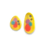 Par de aros de porcelana fría con forma ovalada y diseño abstracto con círculos de colores y strass.