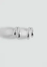 Aros de diseño doble, con acabado metálico brillante en color plateado y cierre a presión.