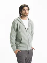 Campera de felpa con cierre frontal metálico, capucha con cordones ajustables y bolsillos tipo canguro. Presenta puños y ruedo acanalados.