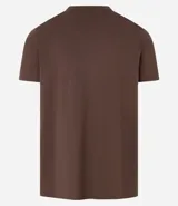 Remera básica de hombre con cuello redondo y mangas cortas, confeccionada en algodón. Presenta un corte regular que se ajusta de forma anatómica al cuerpo.