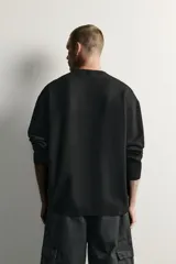 Sweater de punto regular fit, con diseño de rayas horizontales anchas en color gris y blanco, cuello redondo, manga larga y acabados en rib.