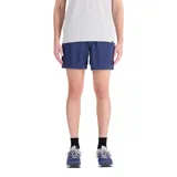 Short deportivo azul marino de New Balance con logo bordado en la pierna izquierda.