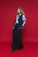 Pantalón de vestir color azul marino, de corte recto y tiro alto, con diseño de líneas limpias y caída fluida.