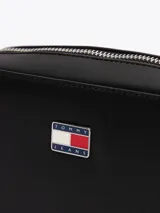 Bandolera negra de Tommy Jeans con correa ancha ajustable con el logo de la marca en gris.