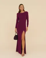 Vestido largo color borgoña, de corte ajustado, con mangas largas y tajo lateral alto.