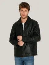 Campera clásica de poliuretano color negro para hombre, de marca Tommy Hilfiger. Posee cuello camisero, cierre frontal con cremallera, bolsillos frontales y puños ajustables.