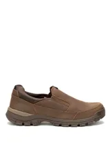 Zapato slip on Caterpillar modelo Threshold, color marrón, confeccionado en cuero de grano completo con elásticos laterales y suela de goma resistente.